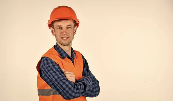 Vero operaio edile in casco. falegname pronto a lavorare. concetto di riparazione. giovane lavoratore è assistente ingegnere. riparatore in uniforme. uomo in cantiere ingegnere. copia spazio — Foto Stock