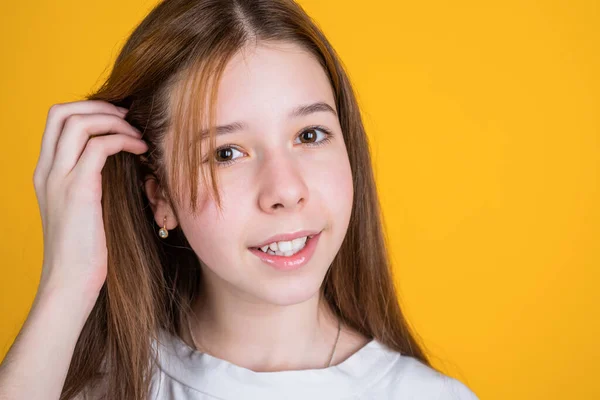 Menina adolescente toque cabelo longo tem pele macia perfeita, beleza — Fotografia de Stock