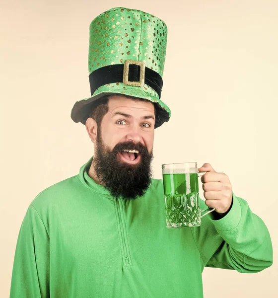 Skål för konceptet. Färgade patricks dryck. Grön färg del av firandet. Irländsk ölpub. Fira irländsk kultur. Mannen skäggig hipster hatt patricks dag dricka öl öl. Saint Patricks dag semester — Stockfoto