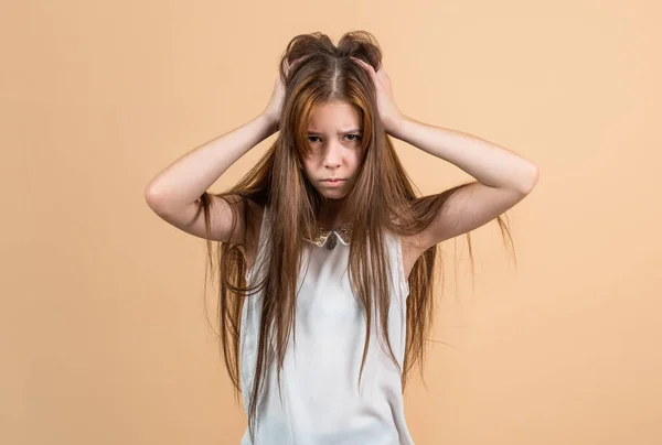Η λυπημένη έφηβη αγγίζει μαλλιά. αναστατωμένο παιδί που έχει πονοκέφαλο. ημικρανία. δυστυχισμένο παιδί νιώθει στρεσαρισμένο και καταπονημένο. Τρελαίνομαι. Κομμωτήριο. υγιή και δυνατά μαλλιά. Μεταβατική ηλικία — Φωτογραφία Αρχείου