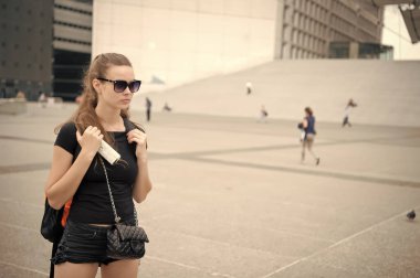 Gezgin şehveti onun ikinci adı. Şehre şehvetli bir kız geliyor. Yaya olarak gezmek. Seyahat ve seyahat tutkusu. Dolaş ve keşfet. Seyahat tutkusu. Keşfetme arzusu. Gezgin şehvetini besle. Yaz tatili