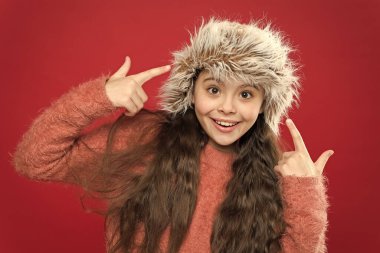 Gardırop ve butik. Küçük çocuk kışa hazır. Kulaklıklı mutlu küçük kız. mevsimsel sağlık hizmetleri. Sıcak çocuk modası. Tatil aktivitesi açık havada. Tarzını korumak ve sıcak tutmak