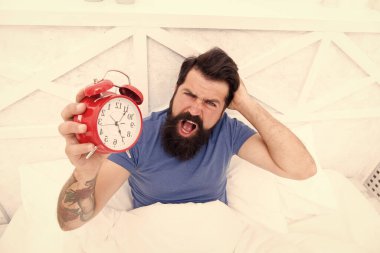 Sabah erken uyanma sorunu. Neden sabahları acı çekiyorsun? Çalar saati getir. Erken kalkmak. Yatağında çalar saat olan sakallı, uykulu yüz yatağı. Korkunç bir ses. Telefonu kapat.