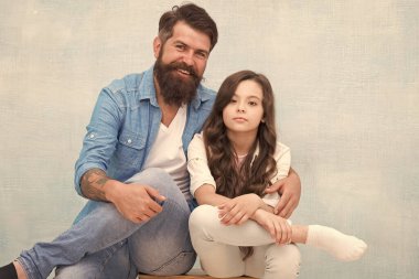 Babasına bak, kızını al. Birlikte daha iyi. Babalar Günü 'nü kutlayan mutlu aile. Tatilleri kutlayan kız ve baba. Tatil kutlaması. Mutlu kutlamalar. Kutlamaya devam. Hipster Ailesi