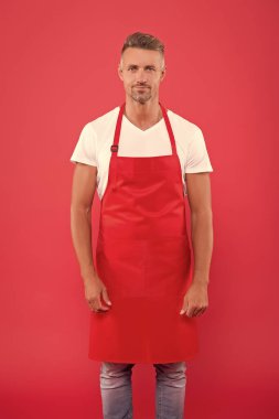 Bekliyor. Olgun yetenekli barista kırmızı önlük giyer. Kahve dükkanının genç girişimcisi. Erkek barista üniforma giyer. Tıraşsız adam kahveci olarak çalışıyor. Yarı zamanlı bir iş. Kendinden emin baristanın portresi.