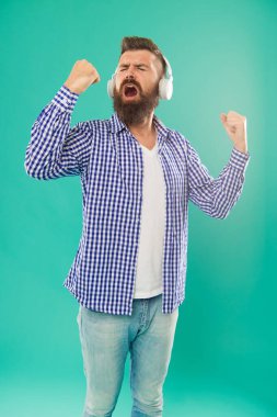 Klasik müzik aşığı. Sakallı ve bıyıklı adam kulaklık takıyor. Erkek duygularını ifade eder.