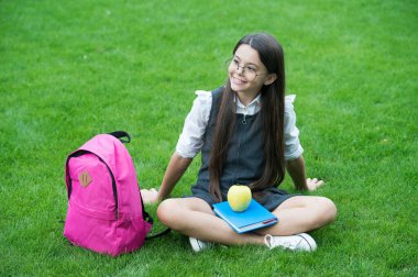 En iyi hissetmen için ihtiyacın olan şey. Mutlu çocuk yeşil çimlerde rahatla. Okul yemeği. Yemek molası. Sağlıklı beslenme ve atıştırma. Beslenme eğitimi. Vejetaryen diyeti ve diyet. Kahvaltı mı öğle yemeği mi?