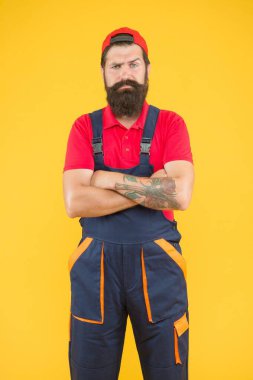 Endüstri. İnşaat alanında çalışıyorum. Sakallı erkek tamirci. Sakallı, olgun bir işçi. Elektrikçi tamir ve onarım. Profesyonel teslimat yükleme servisi. Üniformadan emin