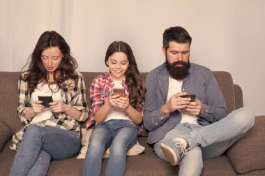 Teknolojiye daha bağlı hissediyorum. Aile içi cep telefonu teknolojisi evde. Küçük çocuk ve ebeveynler akıllı telefonları alır. Dijital teknoloji. Modern hayat. Yeni teknoloji. Sanal iletişim