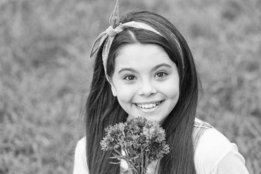 Yazını tasarla. Mutlu çocuk yaz çiçeklerini tut. Çiçek dükkanı. Yaz tatili ve tatil. Çocuklar için doğal kozmetik. Cilt bakımı ve saç bakımı. Güzellik salonu. Yazın tadını çıkarıyorum.