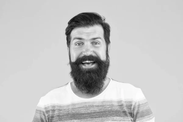 Emotionele intelligentie. Man bebaarde stijlvolle baard gele achtergrond. Kapper fooien. Baard en snor. Hipster stijl. Baard mode. Kapper diensten. Kapsalon. Mooie snor. Mannelijk portret — Stockfoto