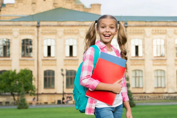 Neformální vzdělání. Šťastné dítě drží knihy s batohem. Informální učení. Školní vzdělávání — Stock fotografie