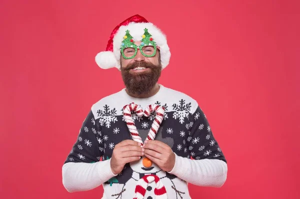 Uomo barbuto Babbo Natale con baffi indossare cappello e maglione maglia tenere bastone decorazione per la festa di Natale, vendite di Natale — Foto Stock