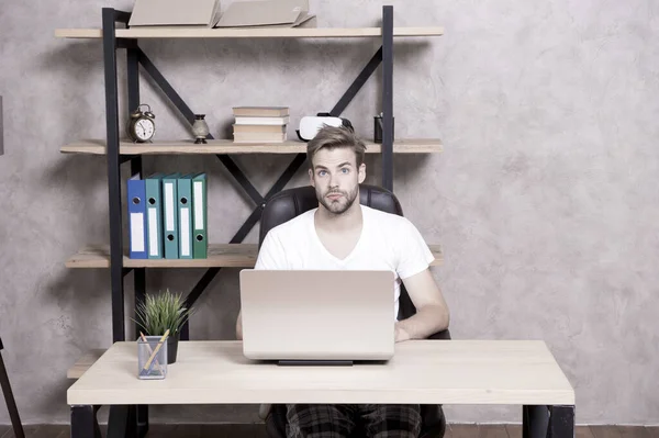 Tirer parti des nouvelles technologies. L'homme travaille sur un ordinateur portable à la maison. Le beau mec utilise la technologie informatique. Technologie innovante. Les jeux informatiques. Jeu et divertissement. Travailler et jouer. La technologie est là — Photo