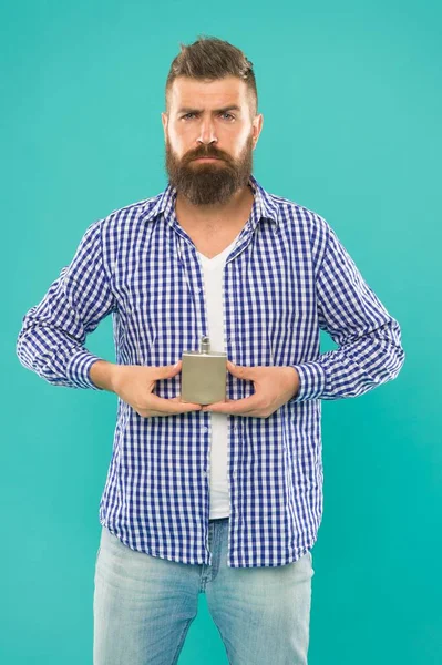 青い背景に瓶の香水の香りを使用して成熟した男性のヒップスター,広告 — ストック写真