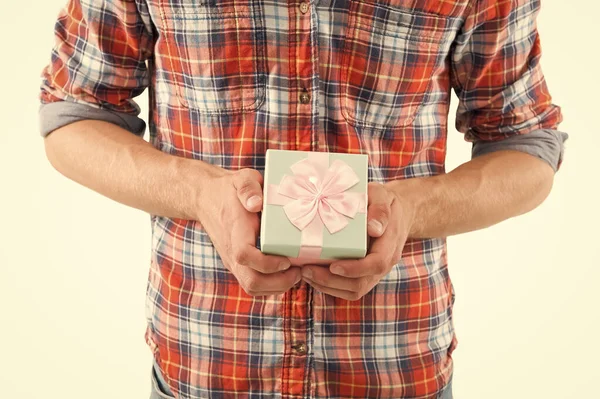 把完美的盒子包起来礼品盒在男性手中。用蝴蝶结把礼盒包起来.包装纸。节礼日奖金和奖赏。给我的礼物。买纪念品。新商店。把你的礼物装箱 — 图库照片