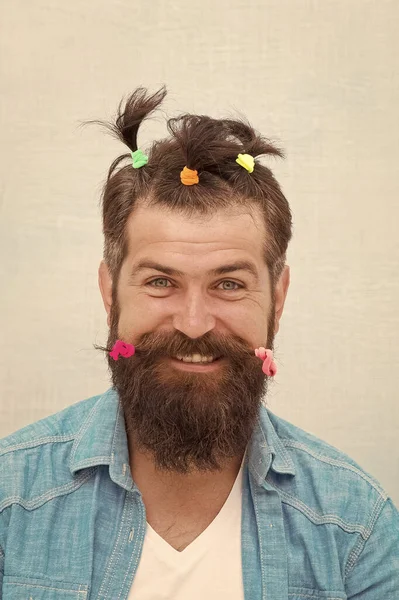 Sou o meu próprio estilista. Retrato engraçado de homem com penteado engraçado. Barbearia e cabeleireiro. Feliz Dia dos Pais. Conceito cómico. Penteado infantil hipster emocional. Adulto engraçado. Salão de cabeleireiro — Fotografia de Stock