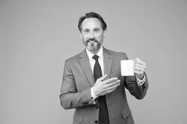 Hombre traje formal beber café taza de cerámica, feliz concepto de la mañana — Foto de Stock