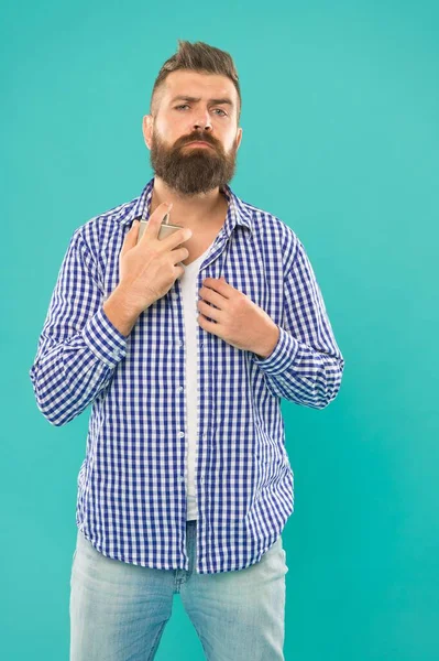 Χαρισματικός γενειοφόρος άνδρας σε casual καρό πουκάμισο κρατήσει αρσενικό μπουκάλι άρωμα, άρωμα. — Φωτογραφία Αρχείου