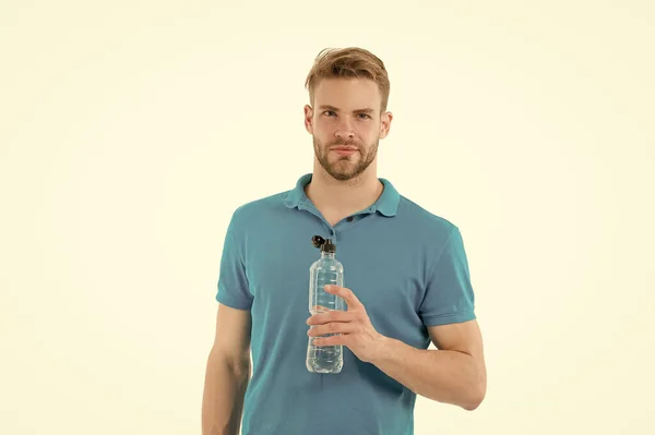 Gereken miktarda mineral ve tuz. Susuz kalma. Sporcu adam elinde şişe suyu tutuyor. Sağlıklı bir yaşam tarzı. Su iç. Vitamin ve mineraller. Yakışıklı, sağlıklı bir alışkanlık. Köpüklü su — Stok fotoğraf
