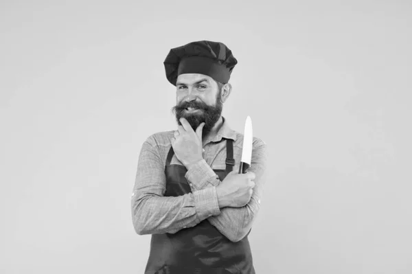 Satisfait chef barbu. Boucher brutal dans le tablier. meilleure offre de menu. confiant barbu heureux chef uniforme rouge. Chef masculin coupé au couteau. mature hipster avec heureux visage — Photo