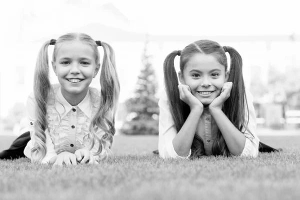 A beleza é o que dá alegria. Crianças felizes relaxar na grama verde. Beleza olhar de meninas pequenas. Childs produtos de cuidados da pele. Salão de beleza. Cosméticos de beleza. Férias. Férias escolares. Sinta-se linda — Fotografia de Stock