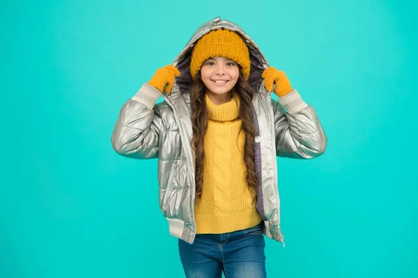 Glückliches Kind fühlt sich wohl und warm in gepolsterter Jacke und Strickkleidung bei Winterwetter, kaltem Winter — Stockfoto