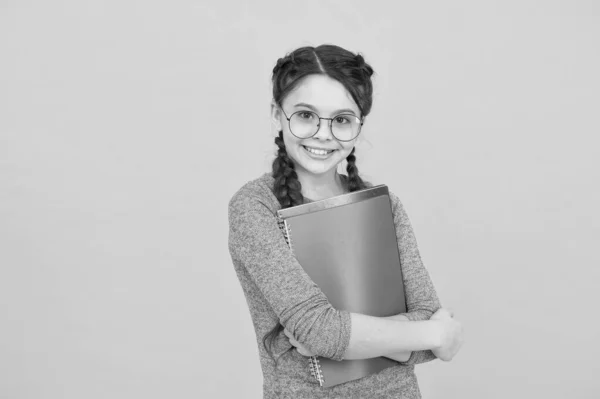 Bibliotheek concept. Maak je klaar voor de les. Inspirerend onderwijs. Privé-onderwijs. Schattig lachend schoolmeisje. Meisje klein schoolmeisje. Leerling met vlechten die naar school gaan. Schoolmeisje dagelijks leven. Schoolclub — Stockfoto