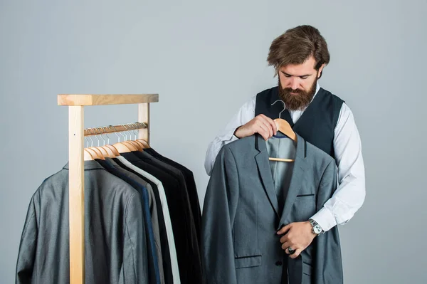 Бородатий чоловік клієнт шукає офіційний костюм, концепція Дня холостяка — стокове фото