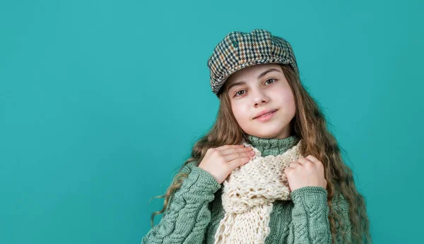 Wesoły dzieciak dziewczyna w beret i dzianiny, przestrzeń do kopiowania, moda — Zdjęcie stockowe