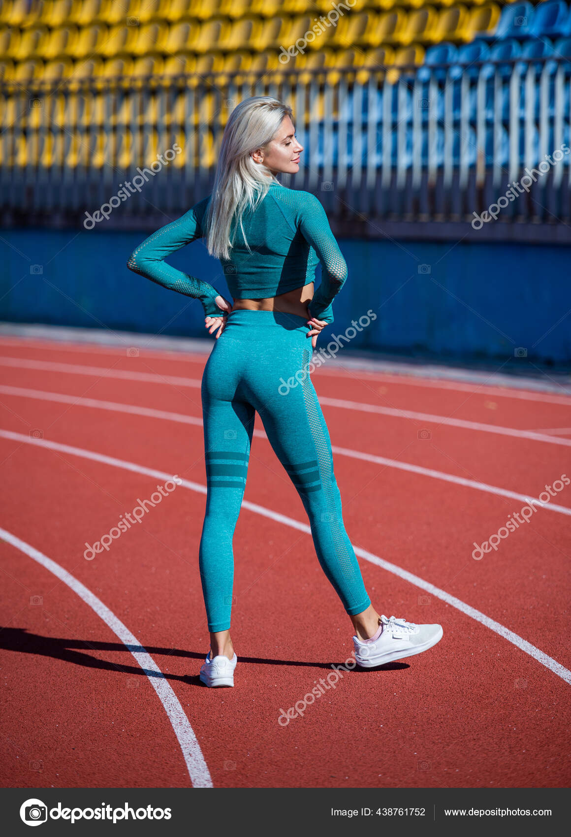 Kvinde med sexet krop i sportstøj træning på stadion, fitness mode Stock-foto © stetsik #438761752