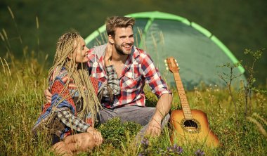 Temiz hava ve saf duygular. Yaz tatili. Kamp çadırının yanındaki erkek arkadaş gitarı. Kamp tatili. Romantizm yürüyüşü. Dağlarda kamp yapmak. Birbirine aşık çiftler, mutlu, rahatlatıcı doğa geçmişi.