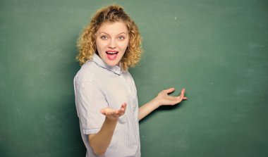 Basitleştirmede iyi bir öğretmen. Karatahtanın önündeki kadın öğretmen. Öğretmen zor konuyu açıkla. Hatırlanması gereken önemli bir bilgi. Öğrencilerin en iyi öğretmeni. Öğretmenlik daha eğlenceli olabilir.