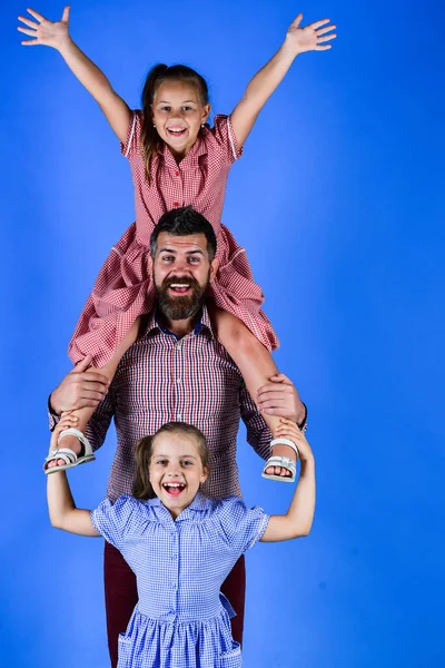 Otec a děti s těšit den doma. slavíme spolu svátky. láska a podpora — Stock fotografie