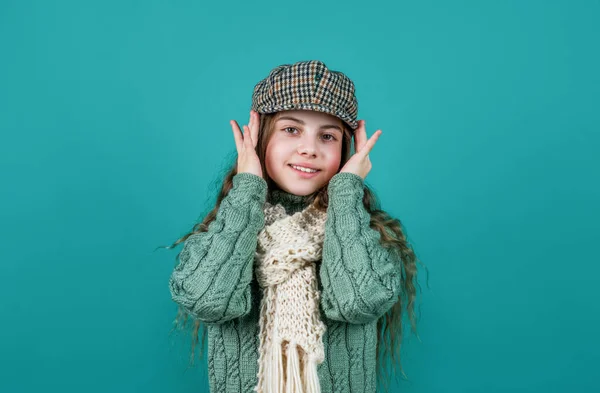 Tiener kind in baret en breigoed. seizoensgebonden kindermode. Kerstvakantie en vakantie. schattige schoonheid warm te houden. weersvoorspelling. vrolijk meisje klaar voor de winter activiteit — Stockfoto