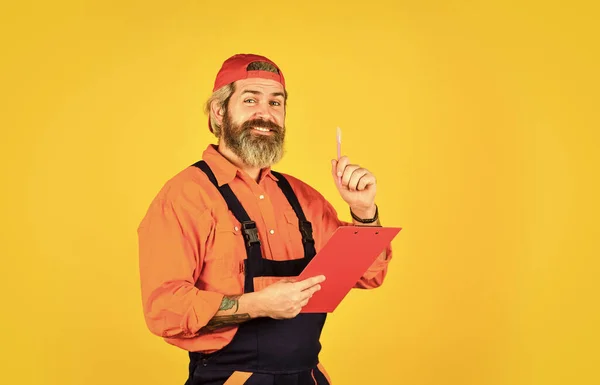 Porträt eines Ingenieurs. Bauarbeiter mit Ordner. Sicherheit im Strukturplan. Arbeitsbetriebskonzept. Projektordner suchen. Blaupause im Ordner. Notizen in der Zwischenablage machen — Stockfoto