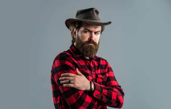 Homem cowboy confiante com cabelo facial elegante, barba e bigode — Fotografia de Stock