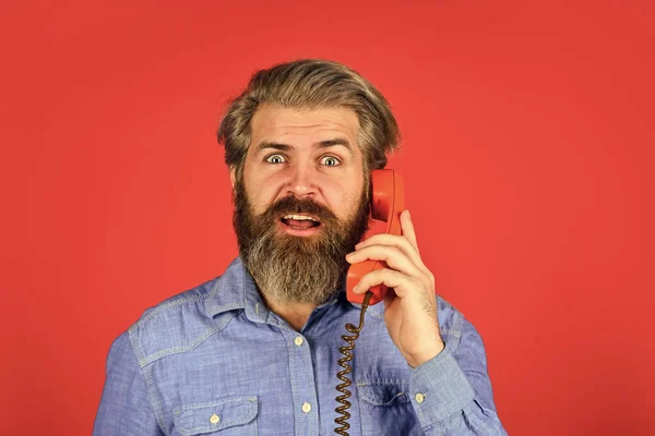 Bel mij. Succesvolle onderhandelingen. Een antwoordapparaat. Leidinggevende generatie specialist. Verkoopscript. Een telefoongesprek met een baard. Retro telefoon. Verouderde technologie. Manager telefoon dialoogcommunicatie — Stockfoto