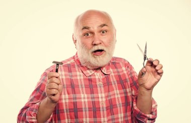 Mükemmel uzunlukta ve sakalın şeklini seç. Olgun erkek berber, beyaz arka planda makas ve tıraş bıçağı tutar. Sakal ve bıyık kesiyorum. Tımar servisi. Sakalını kes. Kes ya da traş ol