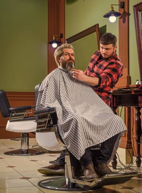 Harika saç kesiminin değerini anlıyorum. Kuaförü ziyaret et. Formunu koruyor. Erkek müşteri. Kuaför salonu. Berber dükkanı müşterisi. Sakal kesiyorum. Berber dükkanı servisi. Mükemmel görünüş. Sakal tıraşı.