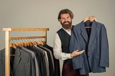 Sakallı adam koleksiyonu. Resmi takım elbise, ünlü marka konsepti.