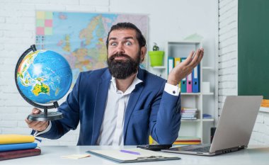 Nereye gideceğimi. Öğretmenler günün kutlu olsun. Sakallı vahşi adam kostüm giyiyor. gayri resmi eğitim. Erkek öğrenci ders sırasında sınıfta oturur. Sınavı geç. Konuyu öğrenmek. Okula geri dön.