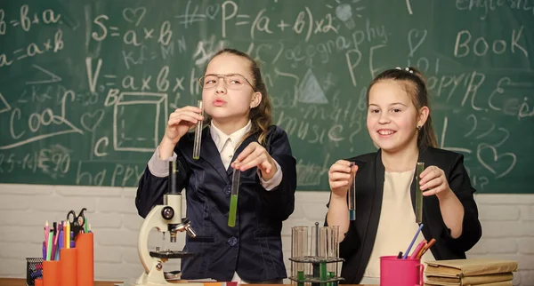 Tedd érdekessé a kémiát. Pupillák aranyos lányok használnak kémcsöveket folyadékkal. Kémiai kísérlet koncepció. Biztonsági intézkedések a biztonságos kémiai reakció biztosítására. Kémiai alapismeretek — Stock Fotó