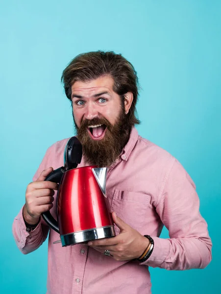 Son choix. heureux hipster avec moustache faire bouillir l'eau. ménage masculin. concept de consommation de thé. homme barbu en chemise tenir bouilloire électrique. occasionnel gars utiliser la technologie moderne dans la vie quotidienne — Photo