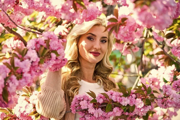 Jardinage. spa et soins de beauté. soin doux de la peau. fille en bonne santé dans le jardin de cerisier. vintage mode d'été. printemps nature fleurir dans le parc. rétro femme odeur fleurs sakura — Photo