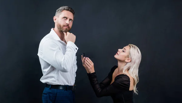 Proposta di matrimonio. donna in ginocchio con anello di fidanzamento davanti all'uomo. Sposarmi. amore appuntamento romantico. Buon San Valentino. essere il mio San Valentino. coppia innamorata. regalo per il tuo amato. relazione — Foto Stock