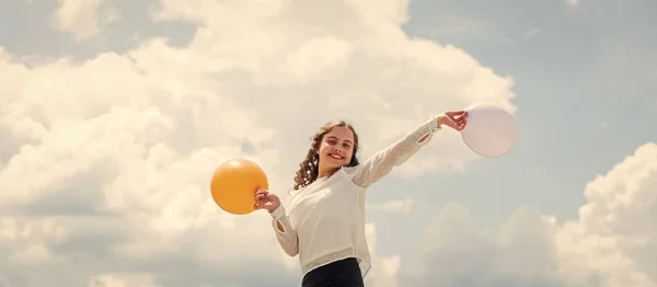 Tant de plaisir. la liberté. vacances d'été célébration. Journée internationale de l'enfance. Enfant heureux avec des ballons à air coloré sur fond de ciel bleu. exprimer des émotions positives. Amuse-toi bien. — Photo