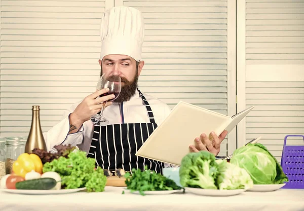 Opwinding. Vegetarische salade met verse groenten. Gezond eten koken. Volwassen hipster met baard. Een bebaarde man. Chef recept. Biologisch voedsel eten. Keuken culinair. Vitamine — Stockfoto