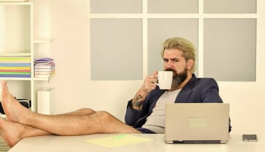 Akşama kadar çalış ya da daha fazla oyala. Düzenli iş saatleri. Evden iş yapan bir adam. Erteleme konsepti. Evden işe gitmenin gerçekte nasıl bir şey olduğuna dair yanlış kavramlar