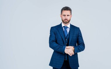 Resmi takım elbiseli kendine güvenen işadamının tüyleri, fotokopi alanı, ofis modası vardır.